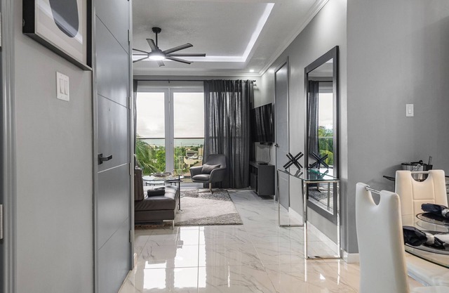 Modern Luxury Penthouse, 24 Hrs Security, Gated Comm, Rooftop Pool, WI-FI, AC