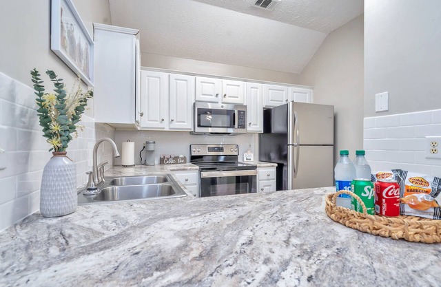 Modern Luxury Retreat w/Fast Wifi. 10 mins from Downtown, ASU & Maxwell AFB.