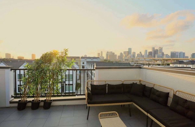 Modern Luxury Skyline View Villa w Hot Tub 5 mins to DT