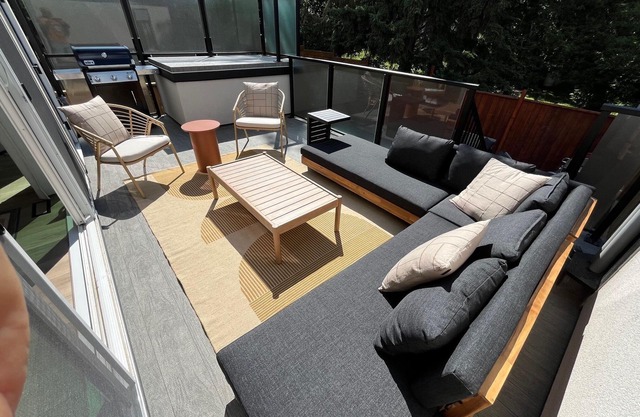 Modern Mansion - 5 Bedroom & 3.5 Bath
