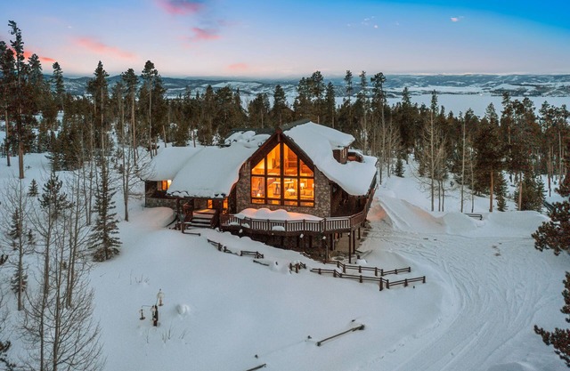 Modern meets cozy! Mountain & lake views! Hot Tub! Pet Friendly!