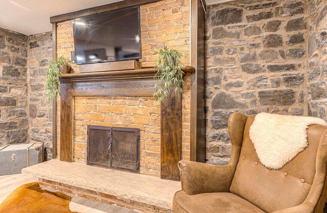 Modern Meets Rustic- 2 Bedroom in Old Quebec