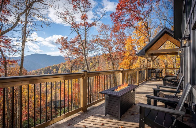 Modern Mountain Lodge/Scenery/Hot Tub/Game Room/Bar