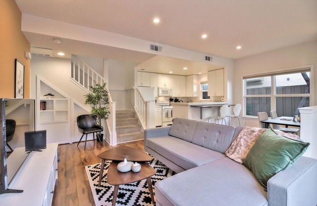 Modern Mountain View 2BR w/Patio & Vaulted Ceilings