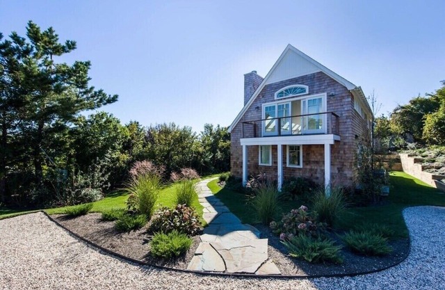 Modern MTK house: just steps away from beach access! Private Hither Hills beach