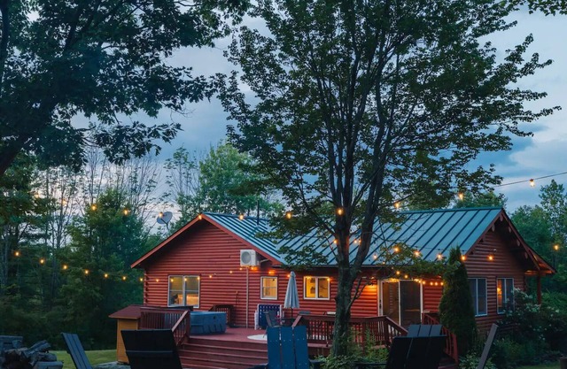Modern NEW Log Cabin Oasis Retreat - Hot tub/Sauna