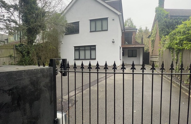 Modern North London Oasis - Modern House w/ Parking and Garden