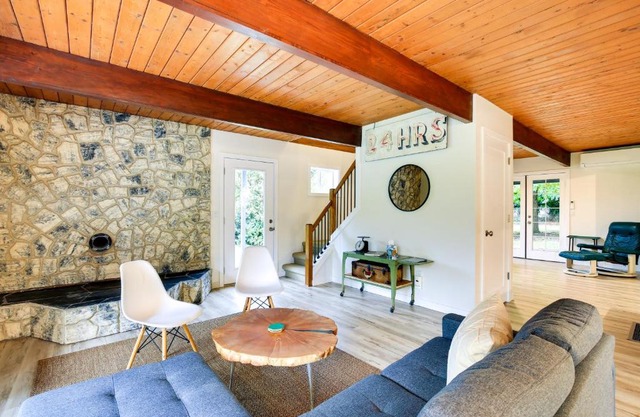 Modern Oregon Getaway with Fireplace, Yard and Deck