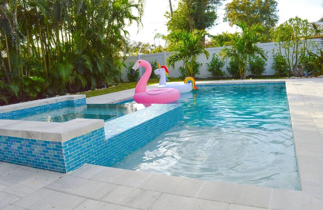 Modern Organic King Beds Salt POOL/SPA Dwtn Sarasota Retreat near Siesta Beach