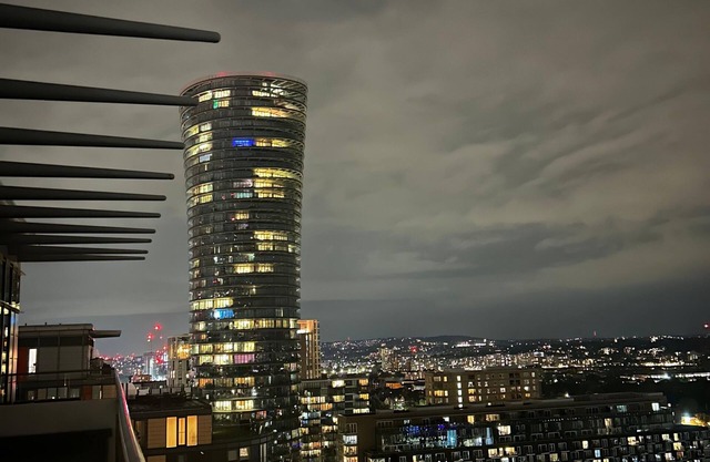 Modern penthouse w/an amazing view of the city of London – close to the Center.