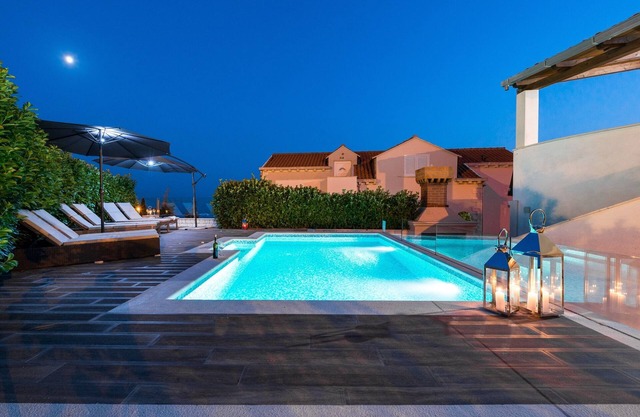 Modern Penthouse with the Heated Swimming Pool And a Sea View