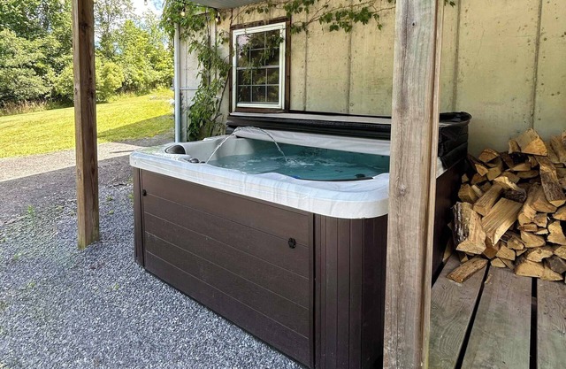 Modern, Pet-Friendly, Hot Tub and Fire Pit!