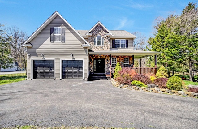 Modern Pocono Home w/Game Room, Deck & Firepit, super close to Kalahari Resort