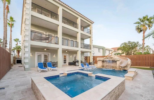 Modern Pool - Spa - Huge Game Room - Sleeps 36