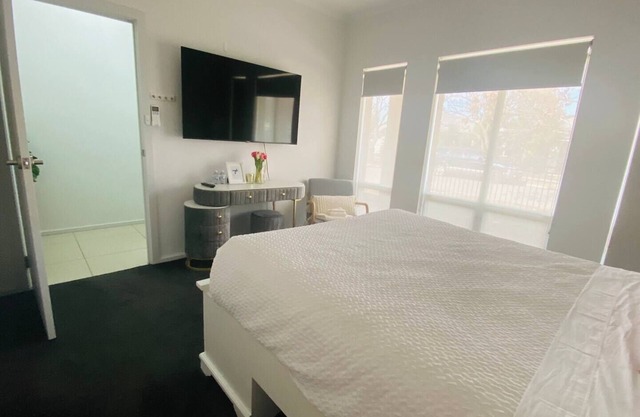 Modern private room with ensuite bedroom