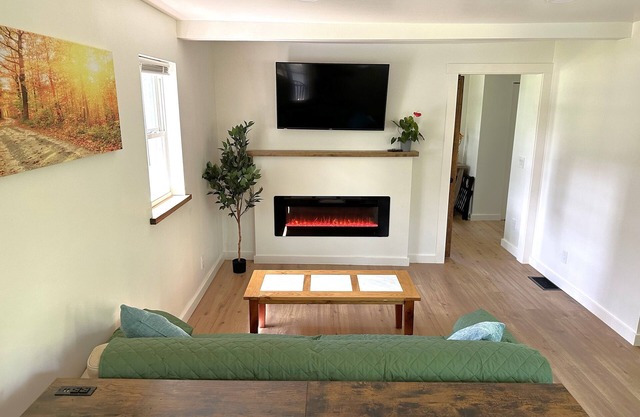 Modern Private 2-bedroom house in Batavia with yard, 15 minutes from Darien Lake