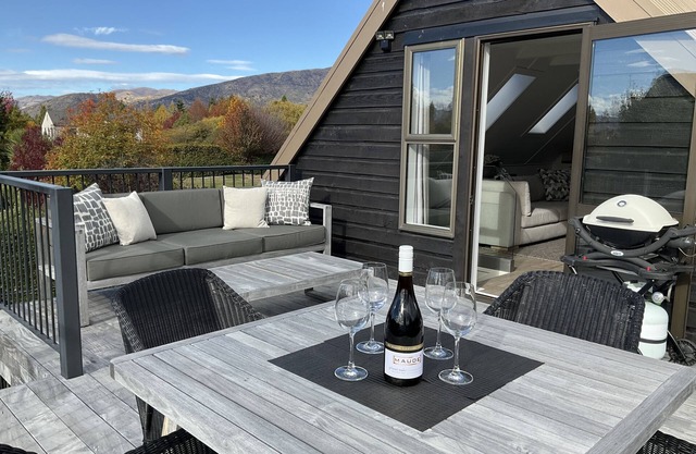 Modern private and quiet apartment, centrally located. Garden and mountain views