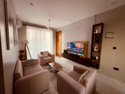 Modern Private En-Suite Room with Pool & In-Room TV - Shared Apartment with One Housemate