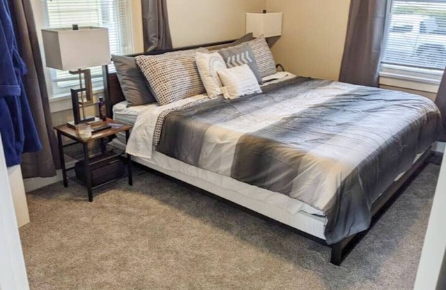 Modern Quiet 1BR Fenced Yard + Office DT Moline