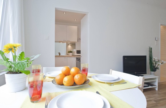 Modern, quiet apartment, only 10 minutes to downtown, wifi