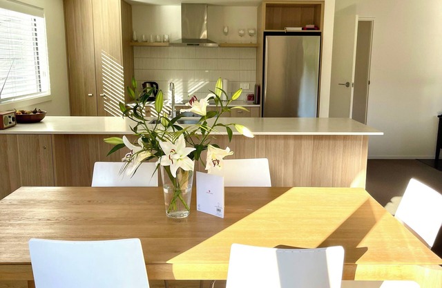 Modern quiet cottage close to lake - Situated in quaint old Wanaka