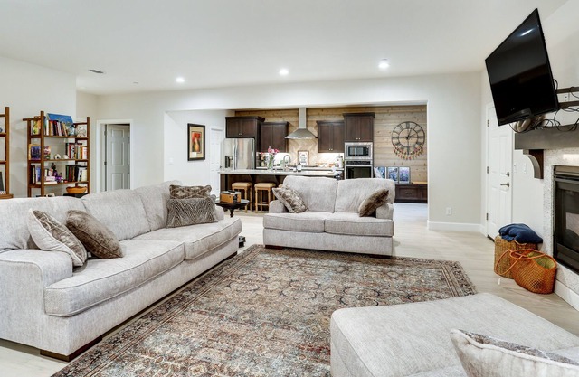 Modern Redding Home - 7 Mi to Sundial Bridge!
