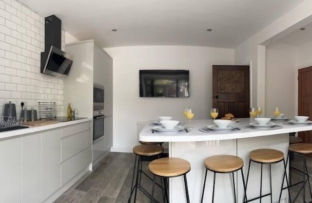 Modern Refurb *Free Parking*Racecourse* A1 & M18.