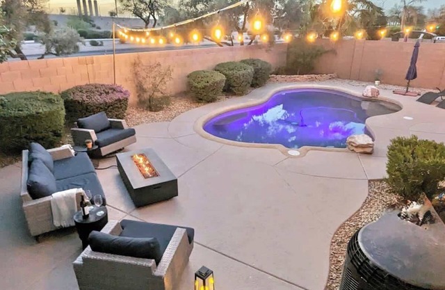 Modern Retreat-Heated Pool, Lakes & Golf, Fire Pit