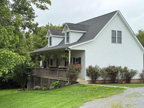Modern Retreat w Level 2 EV Charger, Fast WiFi