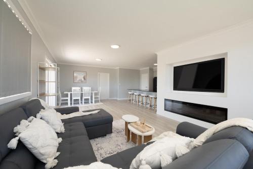Modern Retreat with Stunning Panoramic Views