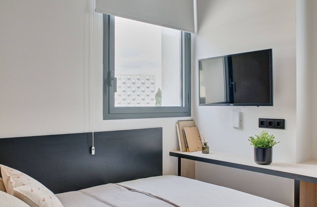 Modern Room with Wi-Fi in Pamplona, Sleeps 2
