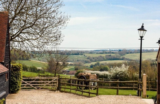 Modern Rustic 2 Bed Converted Stable - High up the Kent Downs