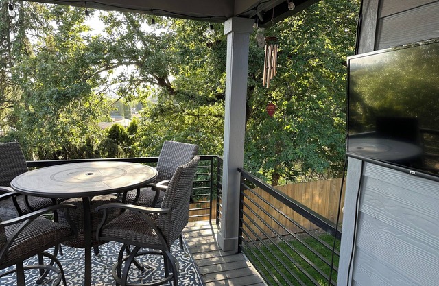 Modern spacious 4-bdrm. house in beautiful La Center, with AC & pets allowed.