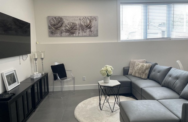 Modern spacious 2 bedroom apartment, close to all amenities