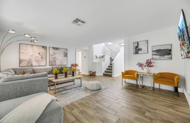 Modern, spacious, comfy! Minutes to Red Rock, Golf, Tivoli Village and the Strip