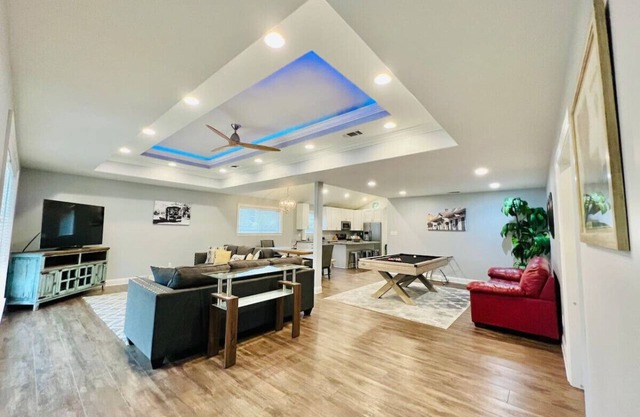 Modern Spacious Home with Pool Table and Projector 10 Min to FQ