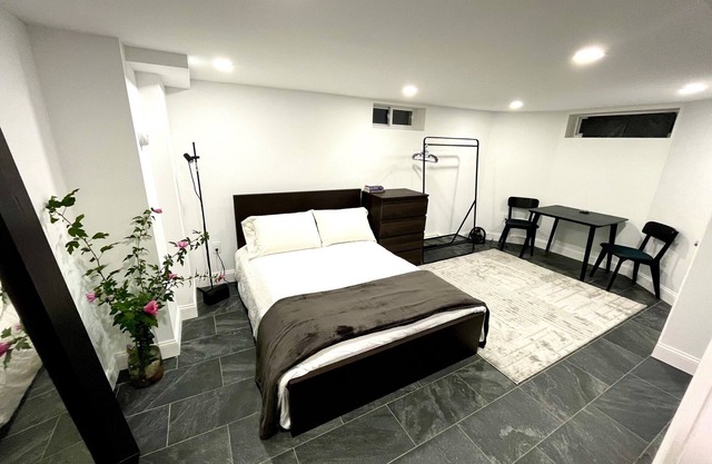 Modern Studio, steps from breathtaking views of NYC Skyline, mins from midtown.