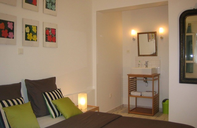 Modern studio, air conditioning, parking, wifi, terrace, 2 steps from the beach