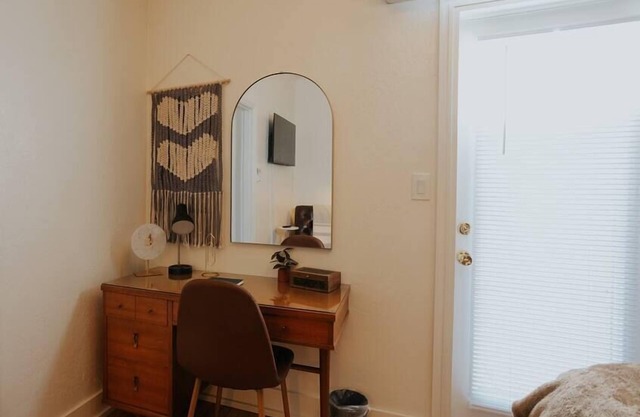Modern Studio unit next to downtown Medford. Features a plush King bed, private outdoor space, fast WiFi, and a well-equipped mini-kitchen. Perfect for couples or solo travelers.