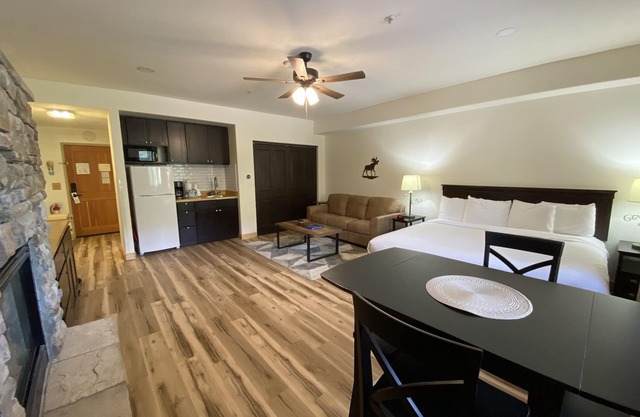 Modern Studio with a quick walk to dining & shops!