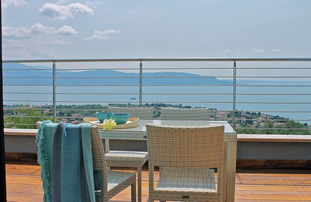 Modern style apartment limonaia, with magnificent views of the lake and a large swimming pool