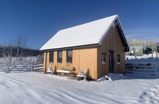 Modern styled Cabin for 2 on a working croft 7 miles from Portree