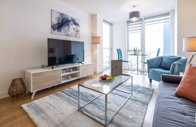 Modern, stylish city centre apartment near train station