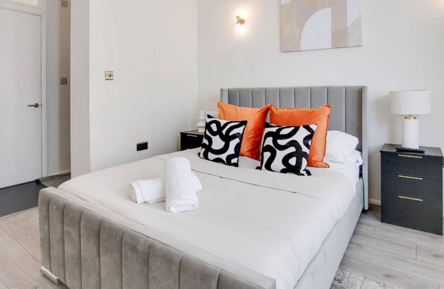 Modern & Stylish Studio City Centre Nr High Street by Luxiety Stays