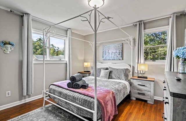 Modern & Stylish: Private Home w/Firepit~Sunroom!