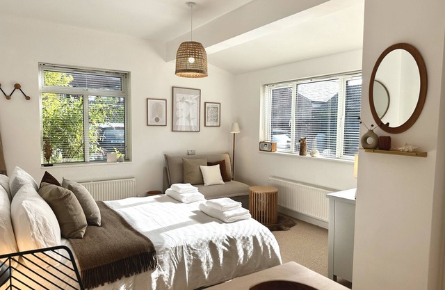 Modern, sumptuous guest suite near the sea with easy parking and close to A3/M27