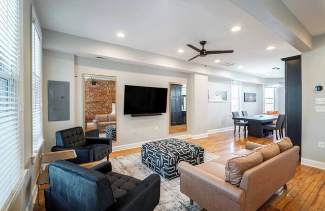 Modern Swanky Oasis Central Location FREE Parking!