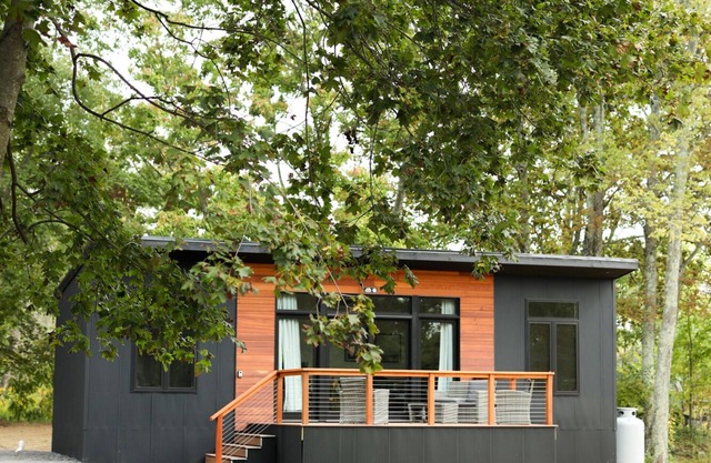 Modern Tiny Home/With Hot Tub!