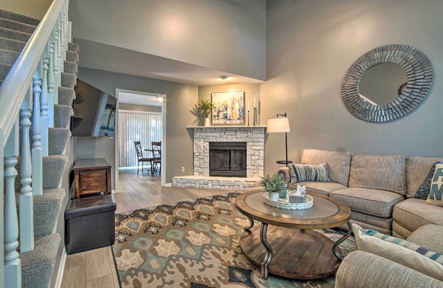 Modern Townhome w/Fireplace: Near Stoll Park