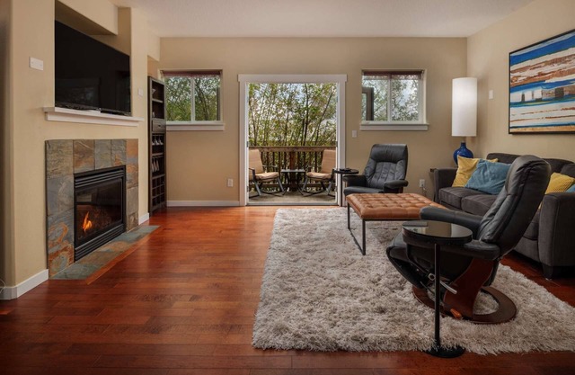 Modern Townhome With Open Floor Plan and Pool Table Near Washington Square, 8.5 miles to Downtown